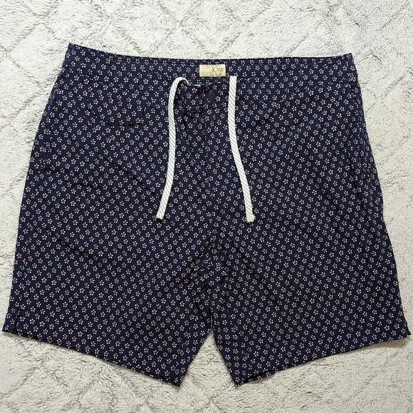 J. Crew Pool Shorts Mens 38 Navy Blue Floral Eco Mesh Lining Zip Back Pocket - Picture 1 of 7